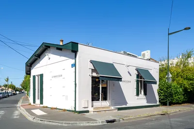 Façade ravalée du Mancicidor à Bègles, redessinée par AKIKO ARCHITECTURE pour retrouver l’esprit du bistrot historique tout en révélant une identité contemporaine lumineuse