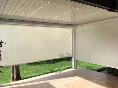 Pergola bioclimatique sur-mesure avec lames orientables, store zip et éclairage Led blanche sur la commune de Marcheprime proche du Bassin d'Arcachon
