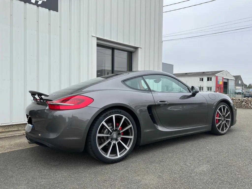 Repigmentation d’un siège de Porsche abîmé, près du Mans en Sarthe.
