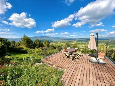 Mormoiron - Propriété divisée en plusieurs appartements face au Mont Ventoux, sur terrain de 6ha.