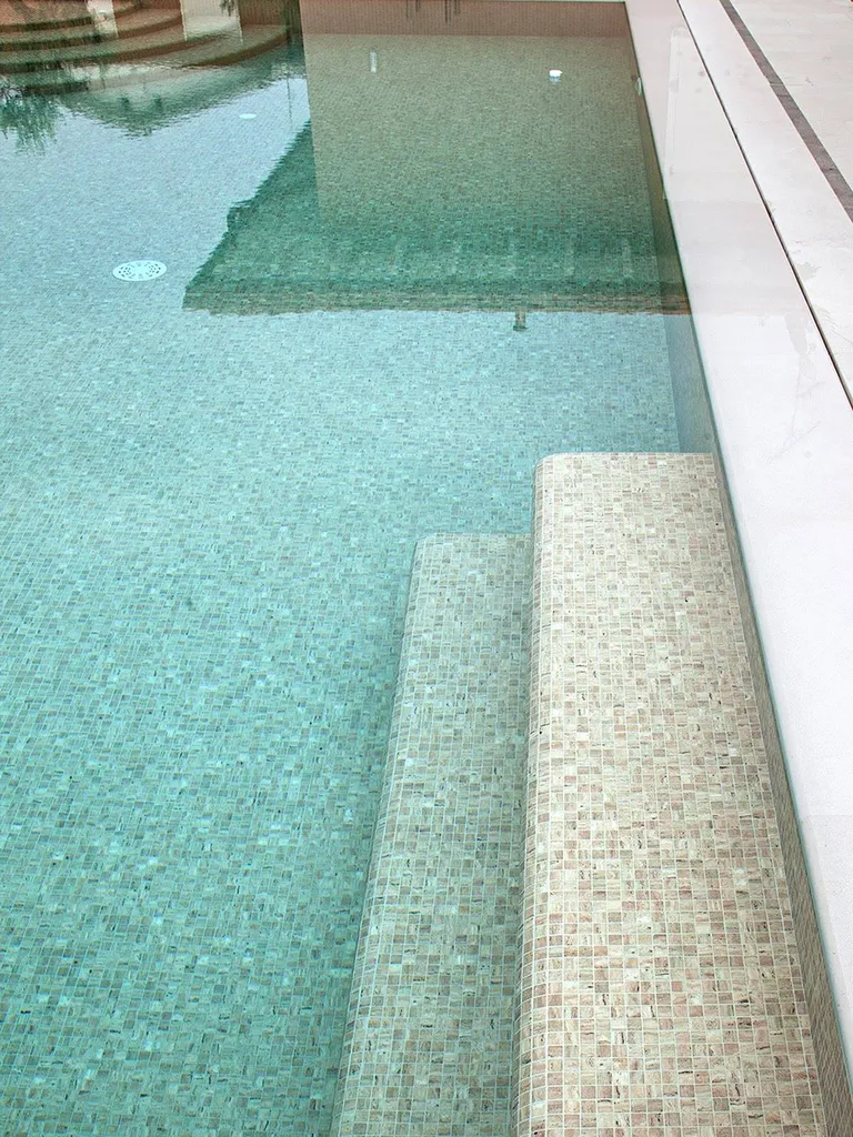 UNE PISCINE EN TRAVERTIN - MOSAÏQUE TRAVERTINO
