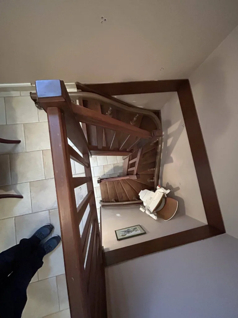Le parcours de ce fauteuil monte escalier OTOLIFT Modul'Air Smart en intérieur dans un escalier étroit 2/4 tournant à Marseille