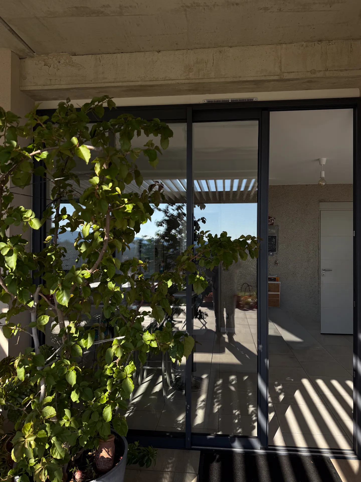 Menuiseries aluminium sur mesure avec BSO orientables : une réalisation RG Aluminium pensée pour la lumière et l’ouvertur
