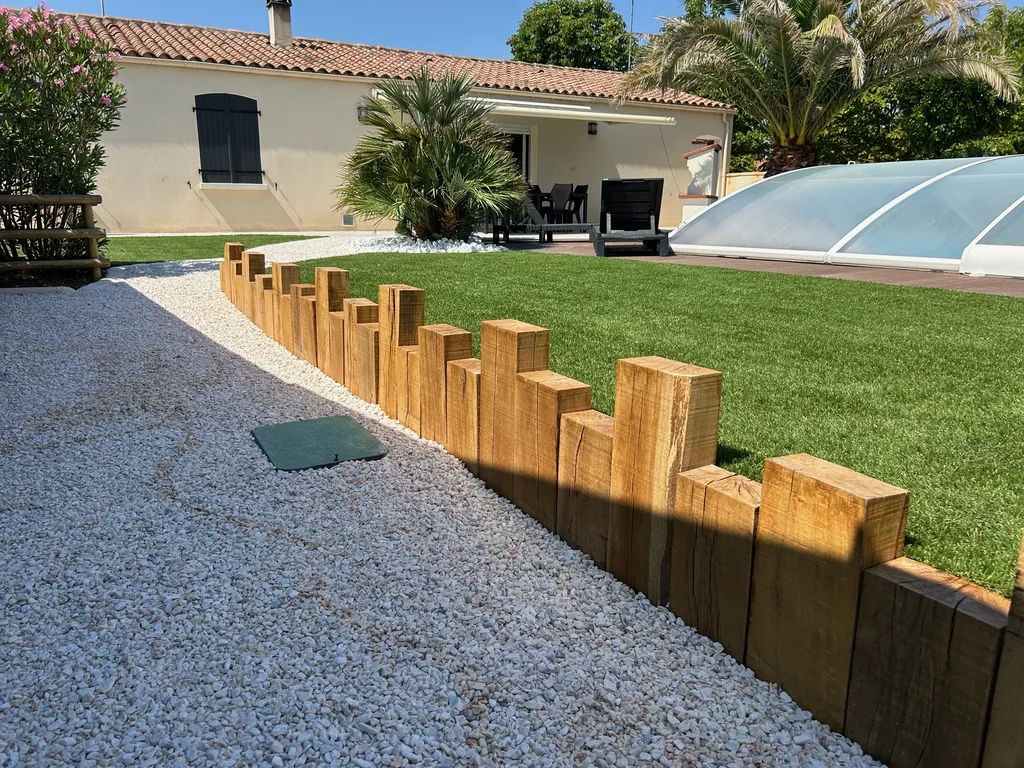 Aménagement de jardin à Royan (17200) : restructuration fonctionnelle, pose de pavés, séparation en chêne et gazon synthétique haut de gamme