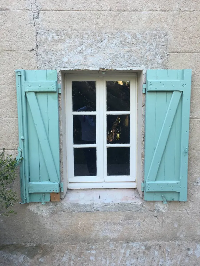Photo AVANT de la fenêtre en bois en vue extérieure sur Aix-Les Milles