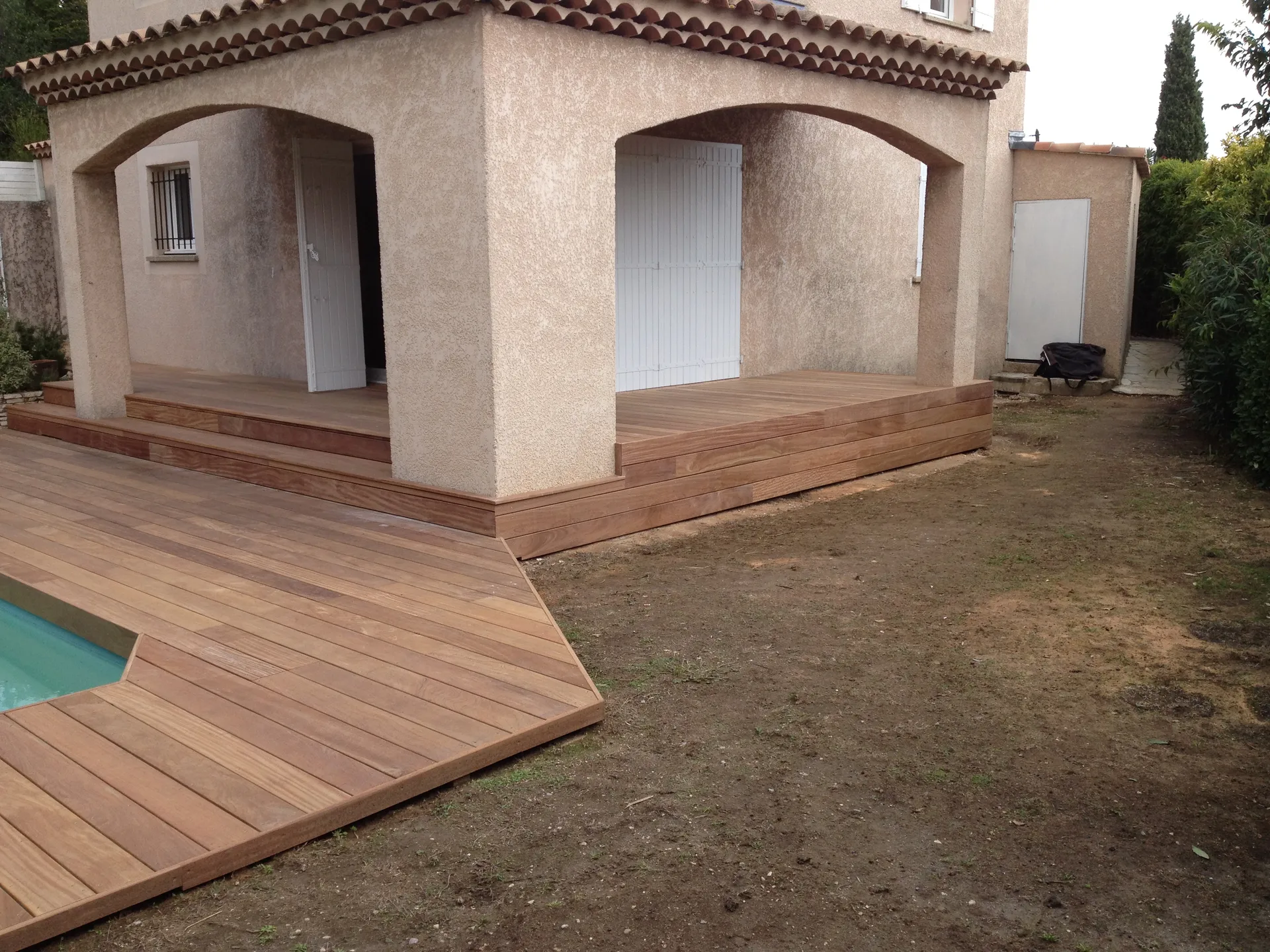 Tour de piscine avec extension terrasse en cumaru à Allauch