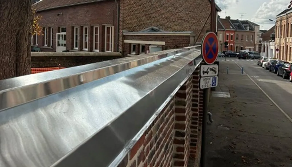 Artisan zingueur à Amiens : pose de gouttières en zinc et étanchéité de toiture dans toute la Somme