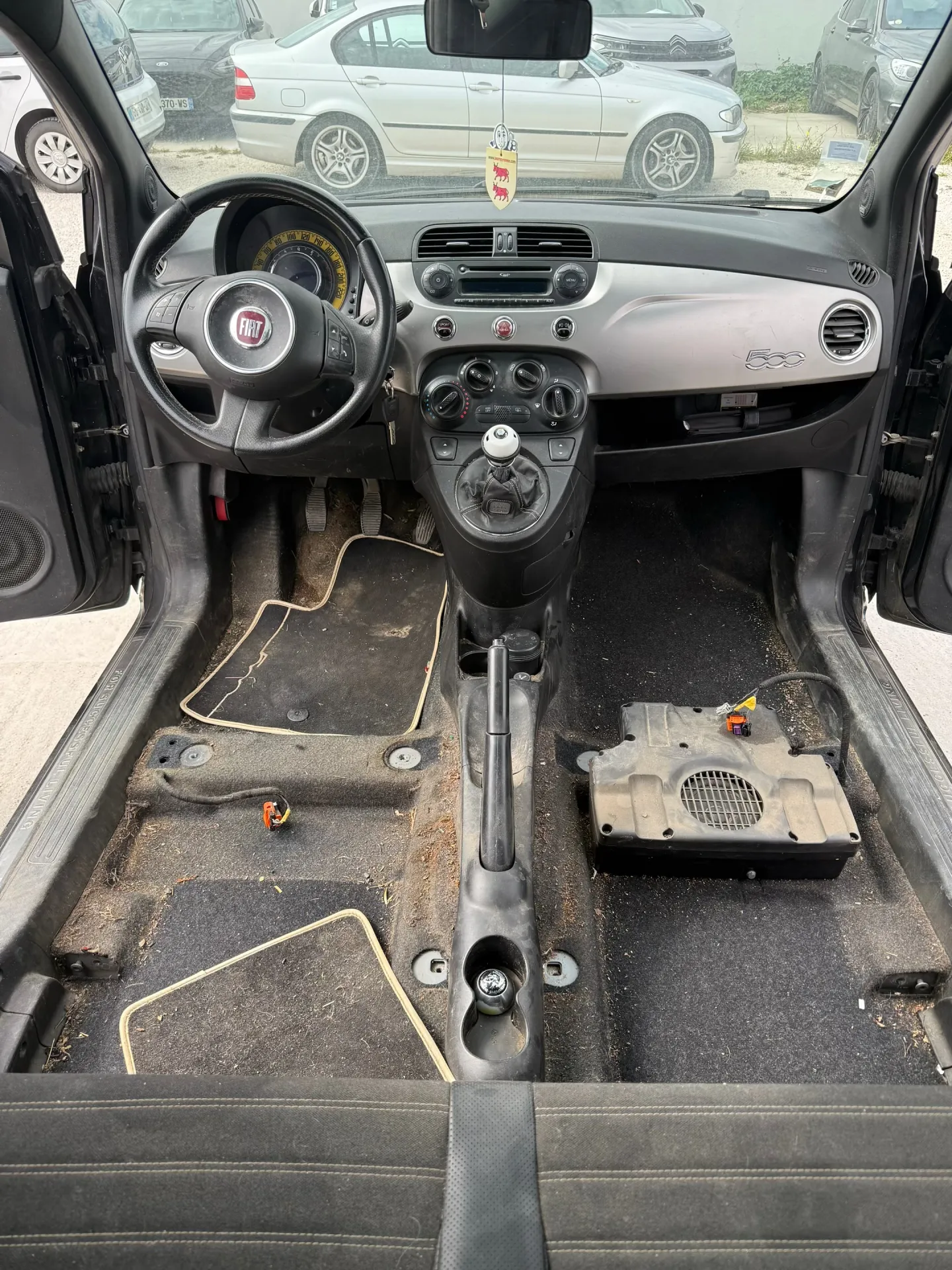 Nettoyage intérieur complet avec rénovation en profondeur d’une Fiat 500 à Andrézieux-Bouthéon