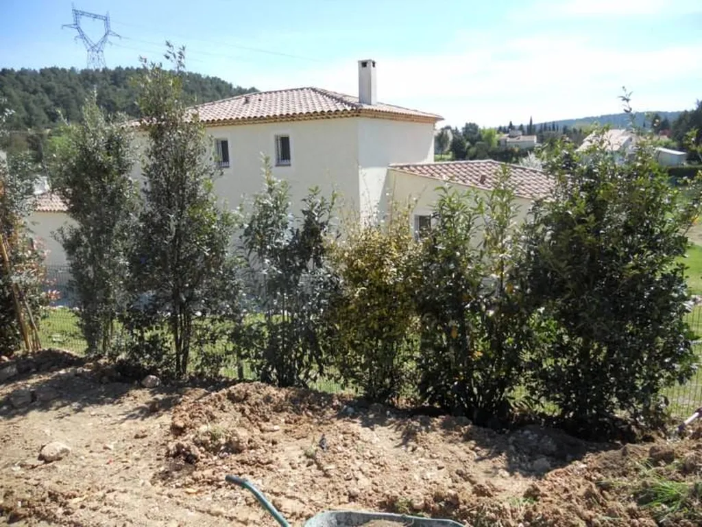 Plantation d'une Haie mixte par le paysagiste de Fuveau.