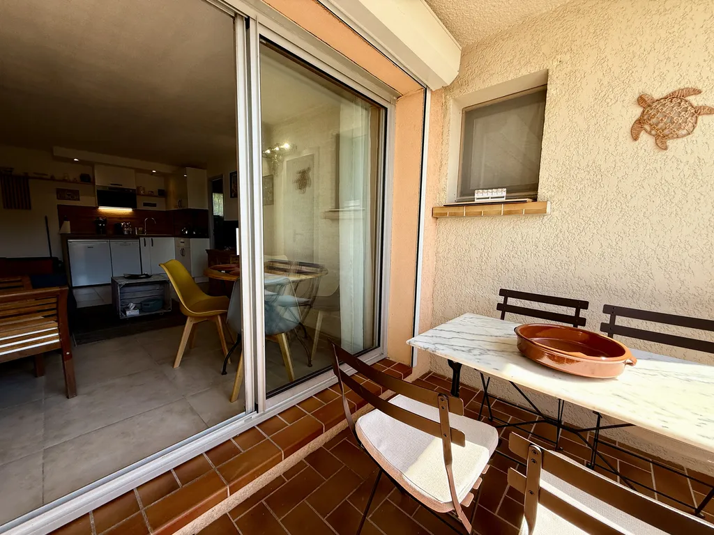 Les Issambres — Appartement 3 pièces de 34 m² entièrement rénové, dans une résidence prisée avec piscines et tennis, à deux pas de la plage