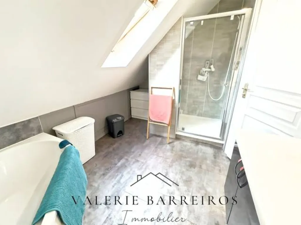 A saisir pavillon contemporain de 125 m² édifiée sur 1211 m² de terrain sur la commune de LA SAUSSAYE 27370