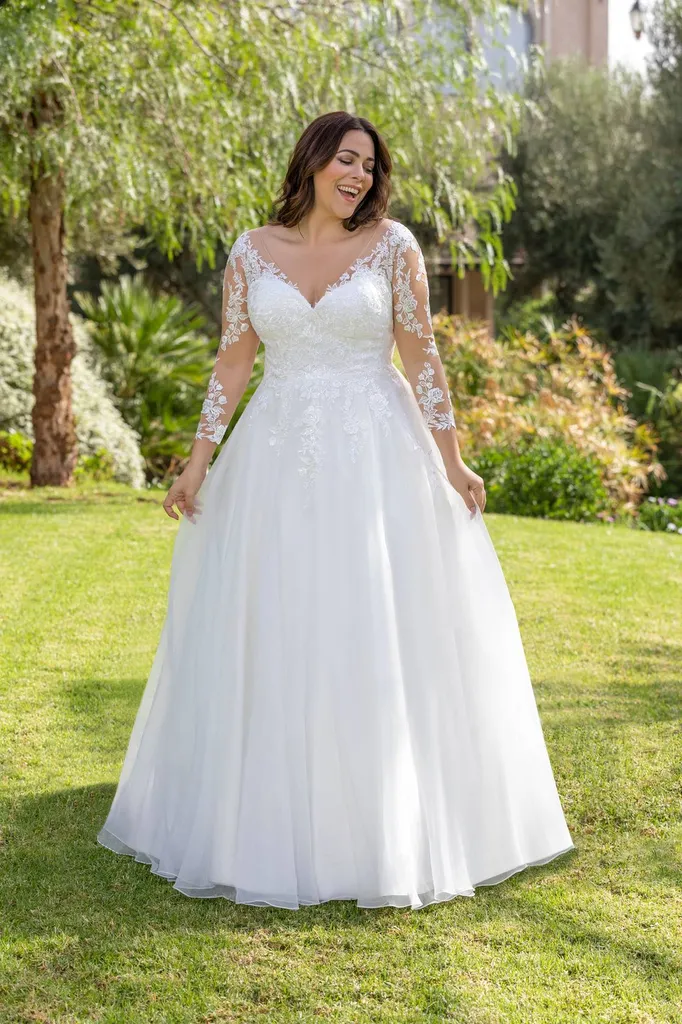 Robe de mariée grande taille à Marseille de la taille 40 à 60 chez Solution Cérémonie. 