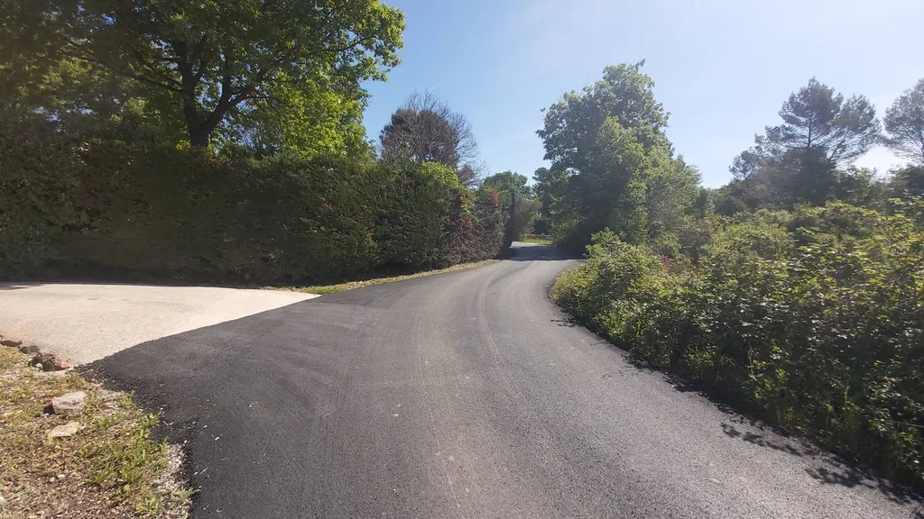 Réfection d'un chemin de copropriété en enrobé de bitume sur Saint Maximin la sainte baume dans le Var