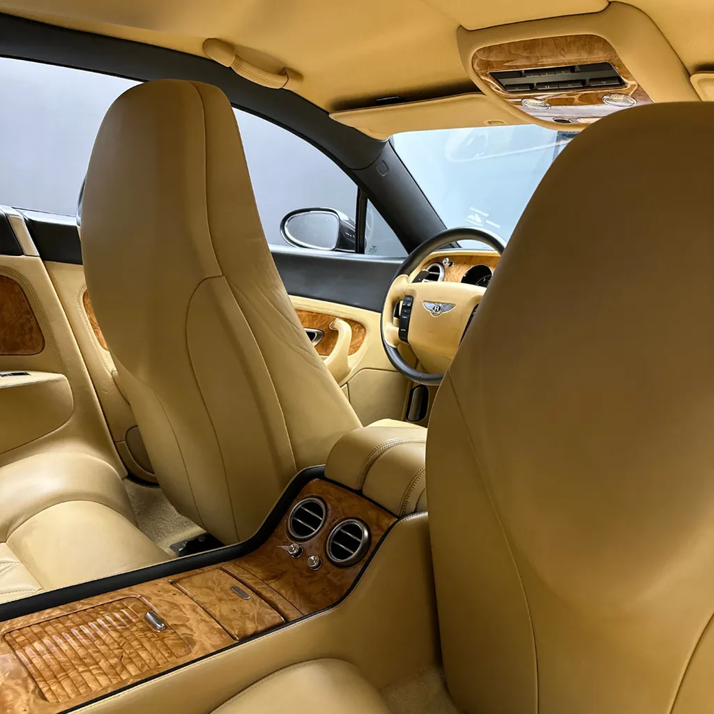 Entretien des surfaces de l'habitacle sur une Bentley Continental GT à Le Mans (72)