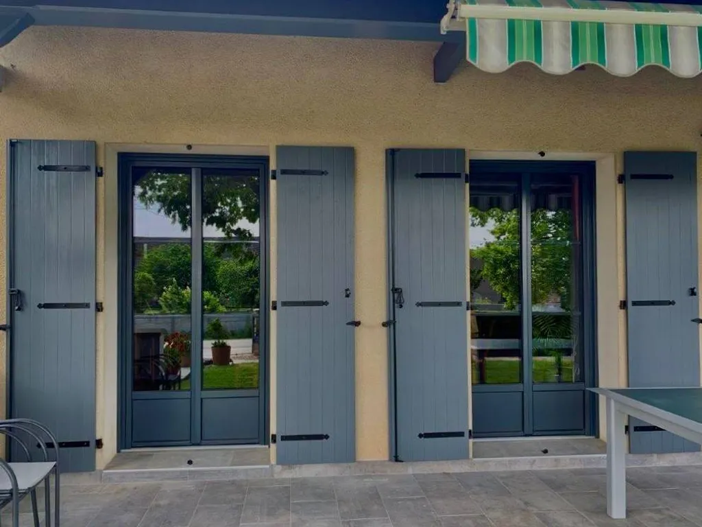 BS Menuiseries spécialiste de l'installation de volets battants en fibre de verre à Simandre