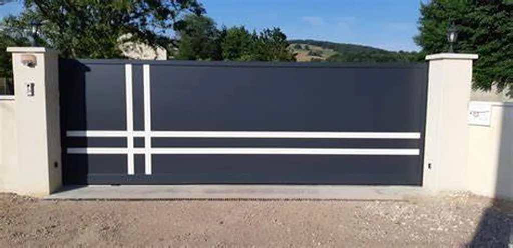 Décor sur portail coulissant à ALIX au sud beaujolais