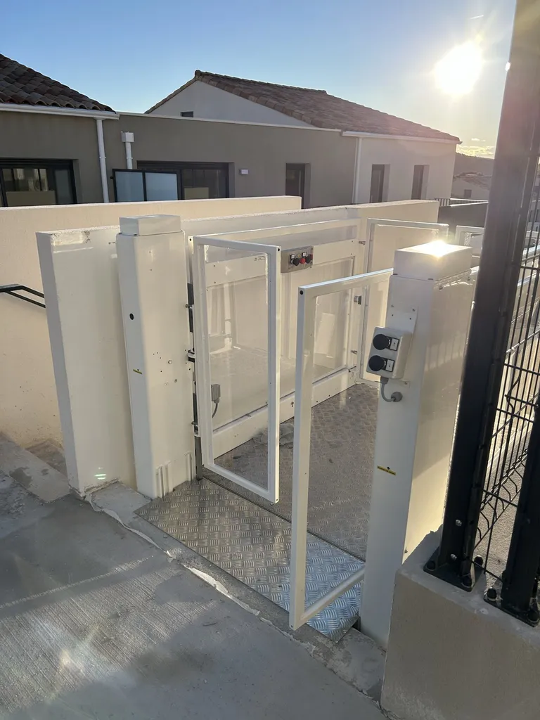Demi-porte à faible encombrement sur palier pour cette plateforme élévatrice verticale Strategos au domaine de Bellepeire aux pennes Mirabeau près de Marseille