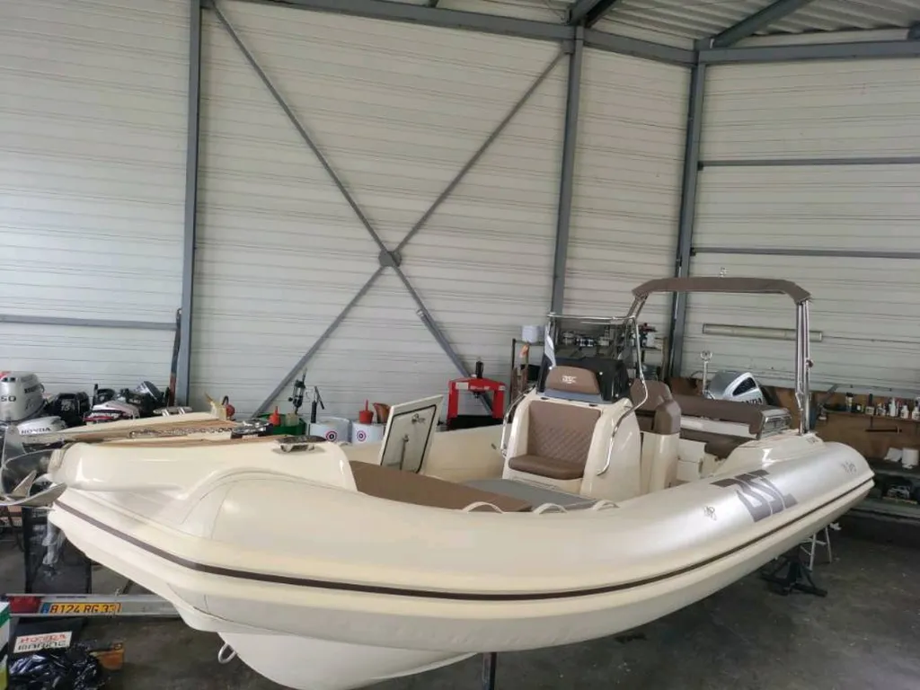 Bateau à moteur BSC 70 ivory semi-rigide occasion haut de gamme sur Cap Ferret, Arcachon et Gironde 