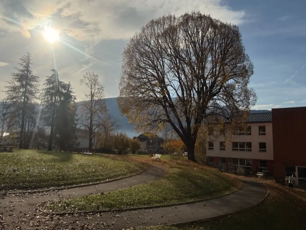Parc arboré : Le Clos Casai à Marignier : un parc sécurisé pour des promenades au grand air