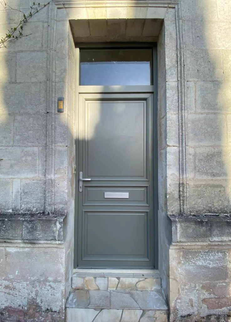 Fourniture porte d'entrée PVC au Bouscat par Aquit'M