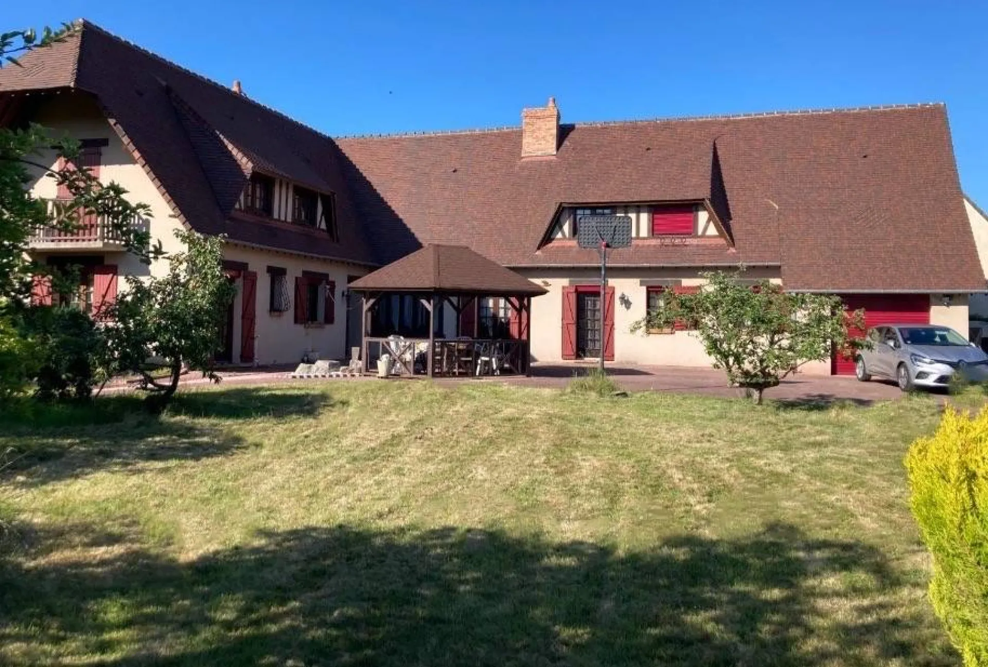 A saisir magnifique maison normande d'environ 240 m² édifiée sur un terrain de 1200 m² commune de LA LONDE 76500