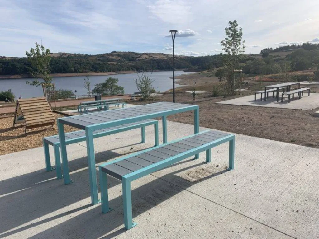 Conception et pose de bancs, chaises de détente, tables de pique nique et jeux pour enfants au Lac de Villerest près de Roanne Loire 42
