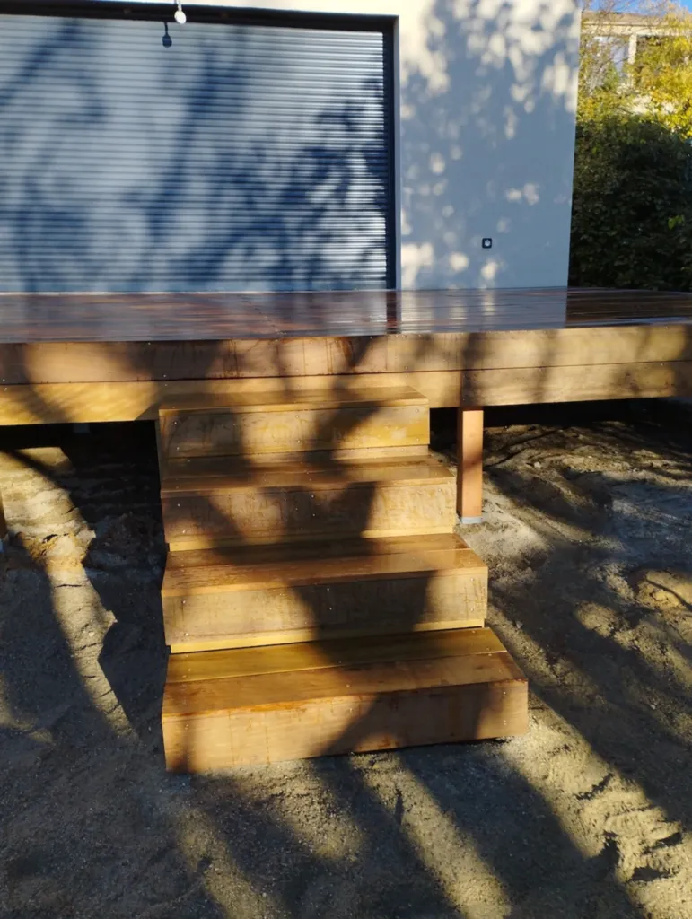 Réalisation d’une terrasse sur pilotis en Ipé avec escalier et garde-corps à Castelnau-de-Guers