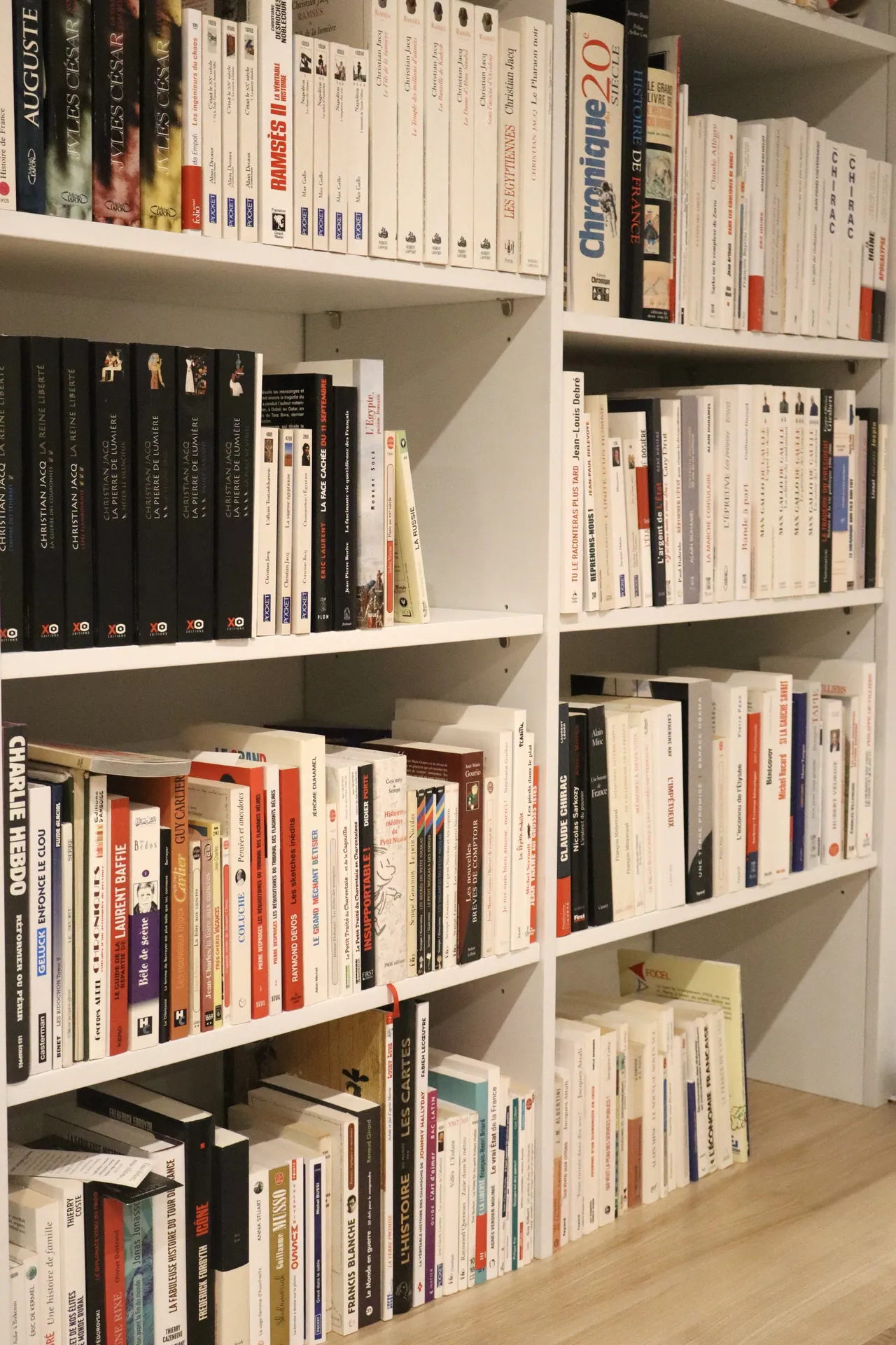 Un meuble TV sur mesure intégré à une biblio-cinémathèque contemporaine pensée pour un espace culturel en Ardèche