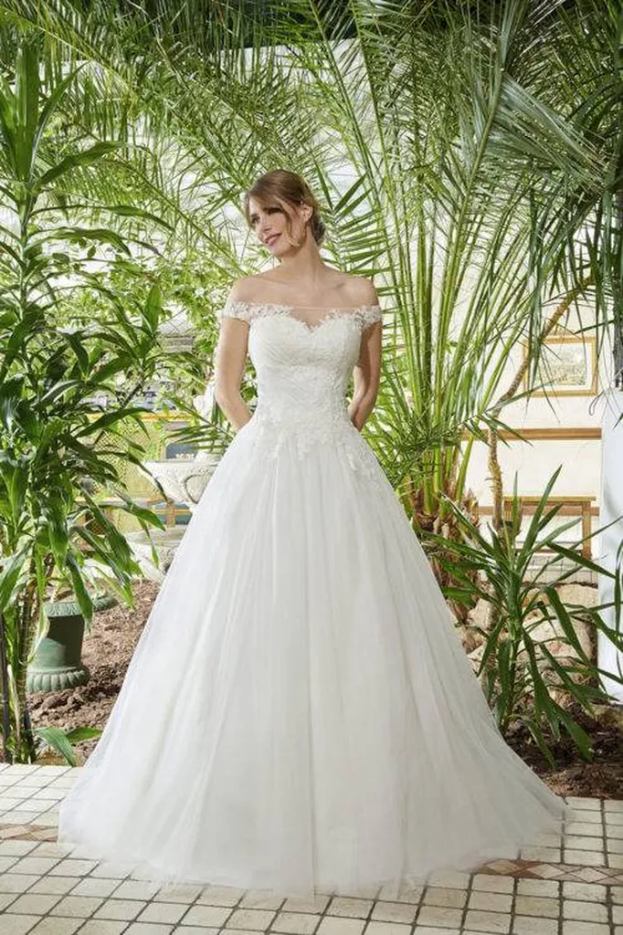 Robe de mariée princesse grande taille à Marseille vieux port 