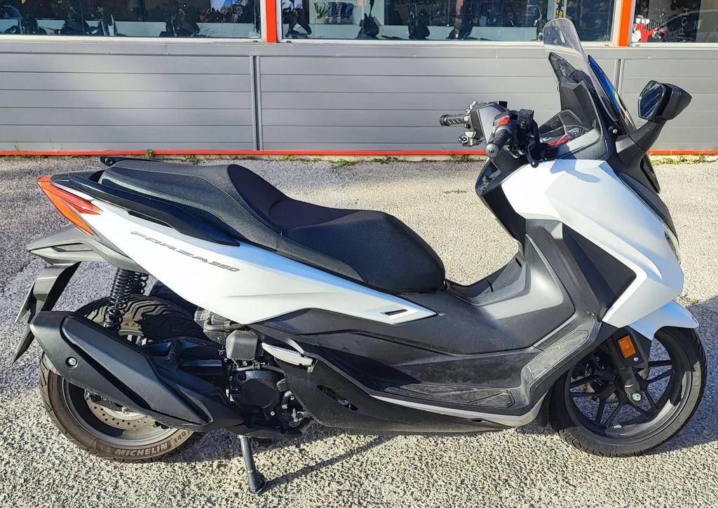 HONDA FORZA 350 DU 05/2024 AVEC 2200 KM.