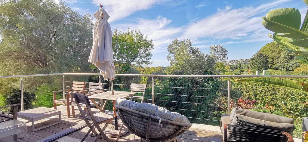 Vente villa Cassis  au calme dans clos sécurisé avec garages et piscine