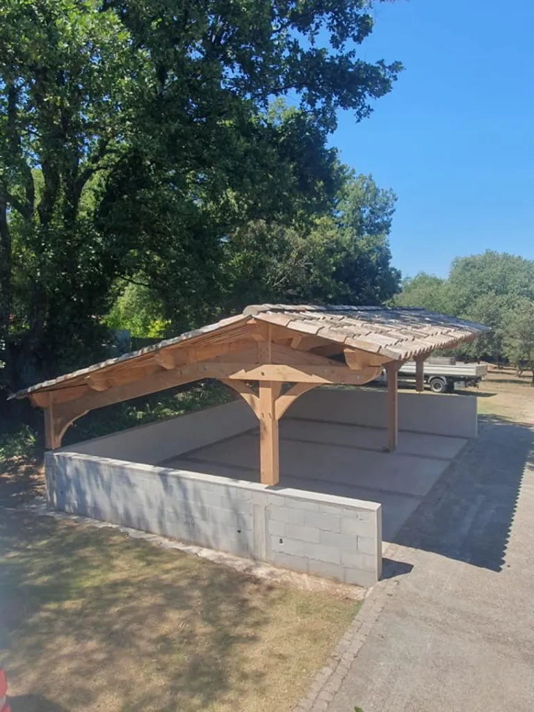 Installation d’un abri voiture triple en douglas massif avec couverture en tuile canal à Tourves dans le Var
