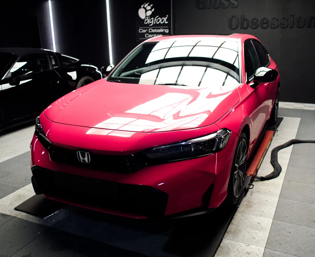 Honda Civic avec covering complet rose Avery Dennison réalisé à Vannes.