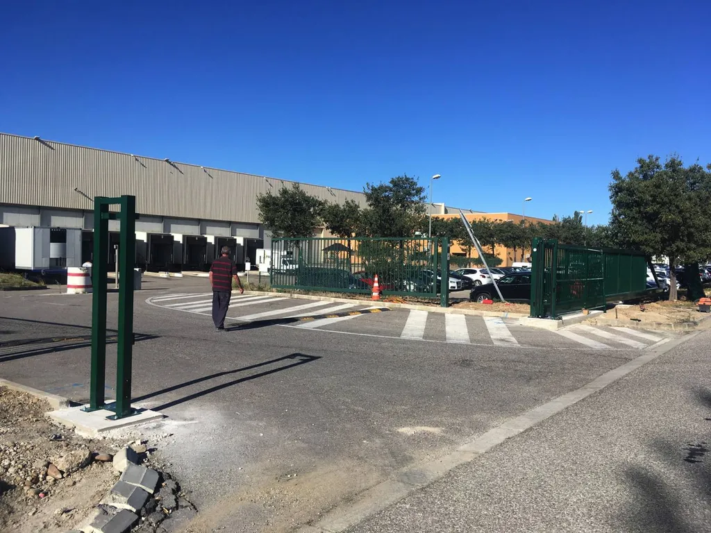 Réalisation d'un portail autoportant à Miramas