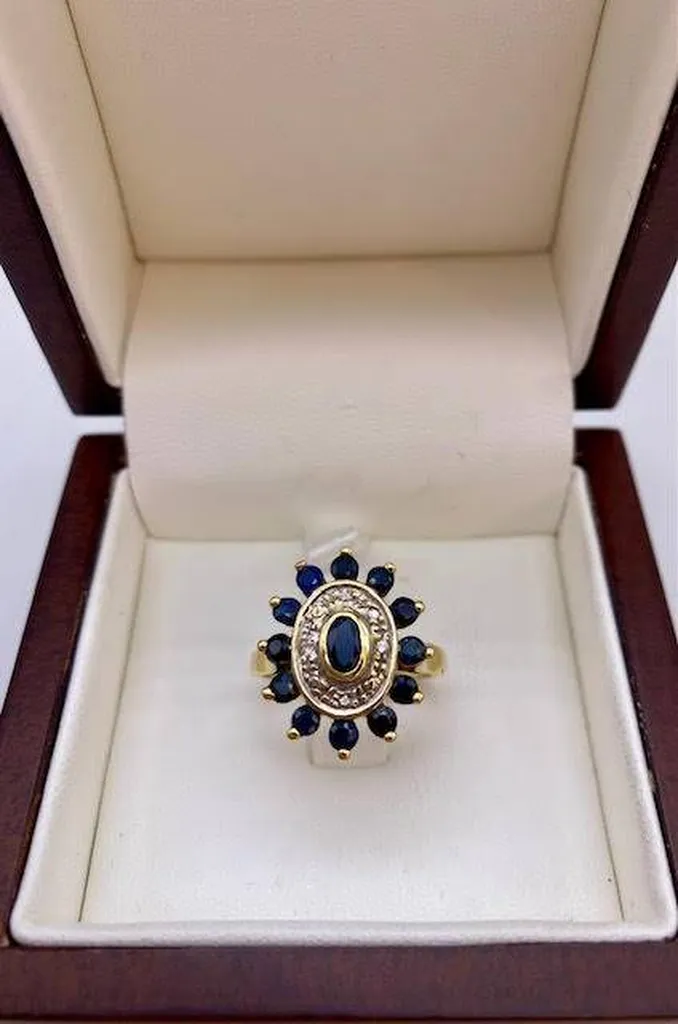 Épanouissement Élégant: La Bague Florale Bicolore en Or chez Or Ligne sur le Bassin d'Arcachon