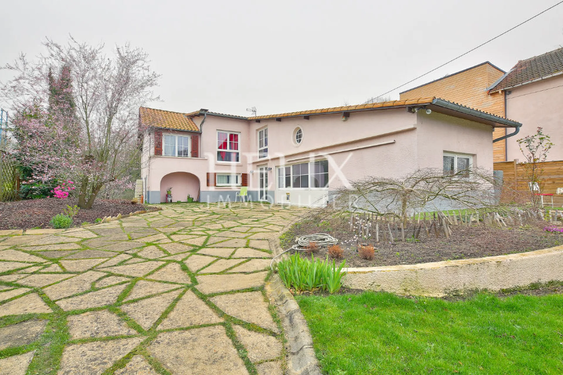 Maison 7 pièces 180 M² avec 4 chambres sur l'île de Migneaux avec une piscine proche de Poissy et de Villennes sur Seine dans un cadre de vie idyllique