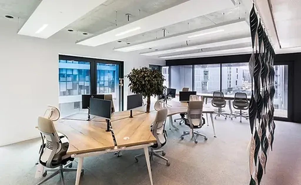 Fixation de séparateurs acoustiques sur bureau - solution compacte et efficace à MarseilleCorrection Acoustique en Plafond