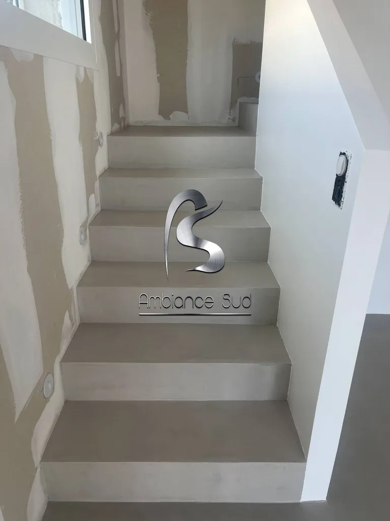 Habiller un escalier intérieur avec un béton ciré taloché pour un résultat design à Saint-Étienne-les-Orgues près de Sisteron
