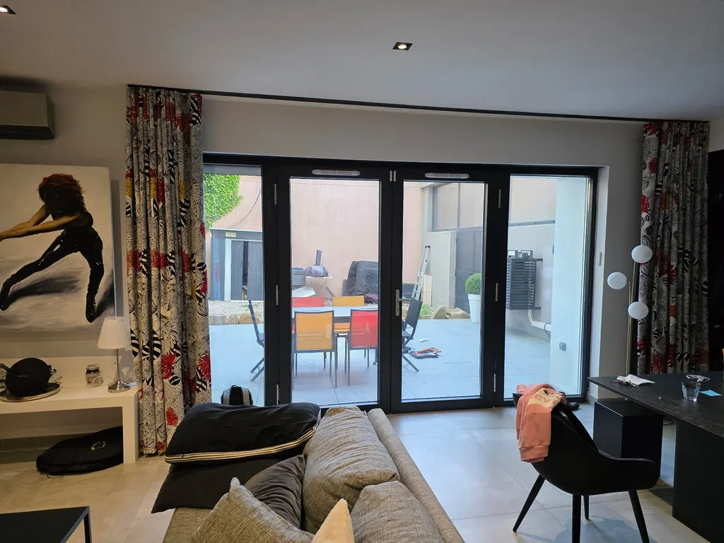 Ensemble de rideaux sur mesure en bord Saone, dans les monts d'or pour un intérieur coloré