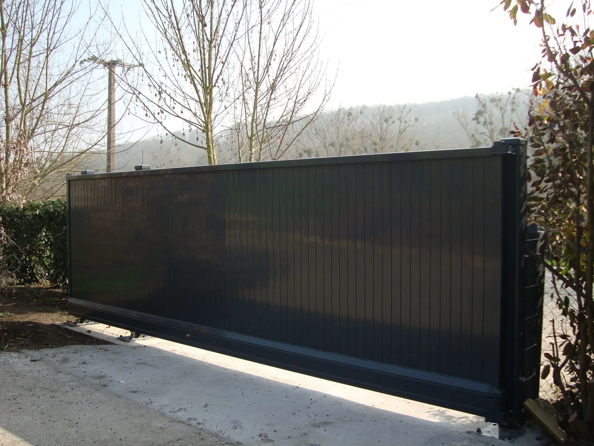 Installation de Portail Coulissant en Aluminium Motorisé, Modèle Sur-Mesure à Cabourg dans le Calvados 14 et Dives-sur-Mer