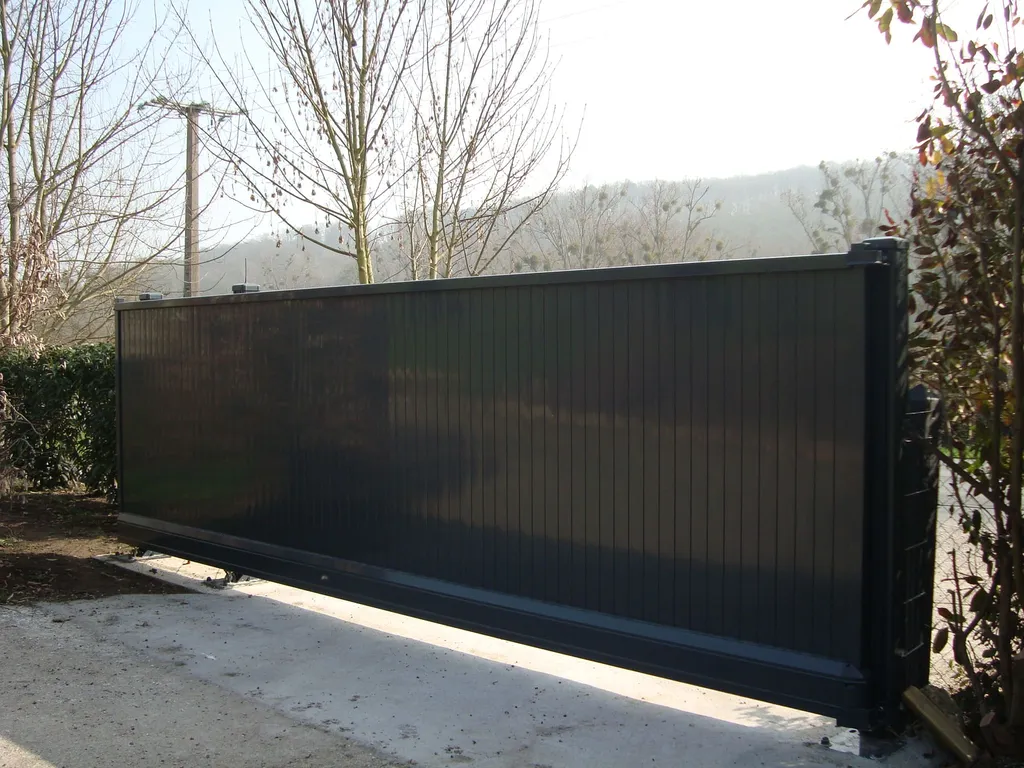 Installation de Portail Coulissant en Aluminium Motorisé, Modèle Sur-Mesure à Cabourg dans le Calvados 14 et Dives-sur-Mer