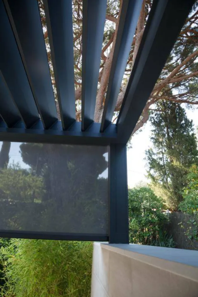pergola bioclimatique stores verticaux toile micro perforee
