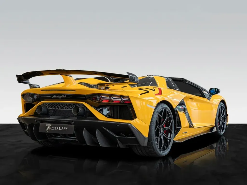 Vue arrière d’une Lamborghini Aventador SVJ Roadster à Bordeaux, soulignant l’aérodynamique SVJ, le diffuseur agressif et l’aileron haute performance.