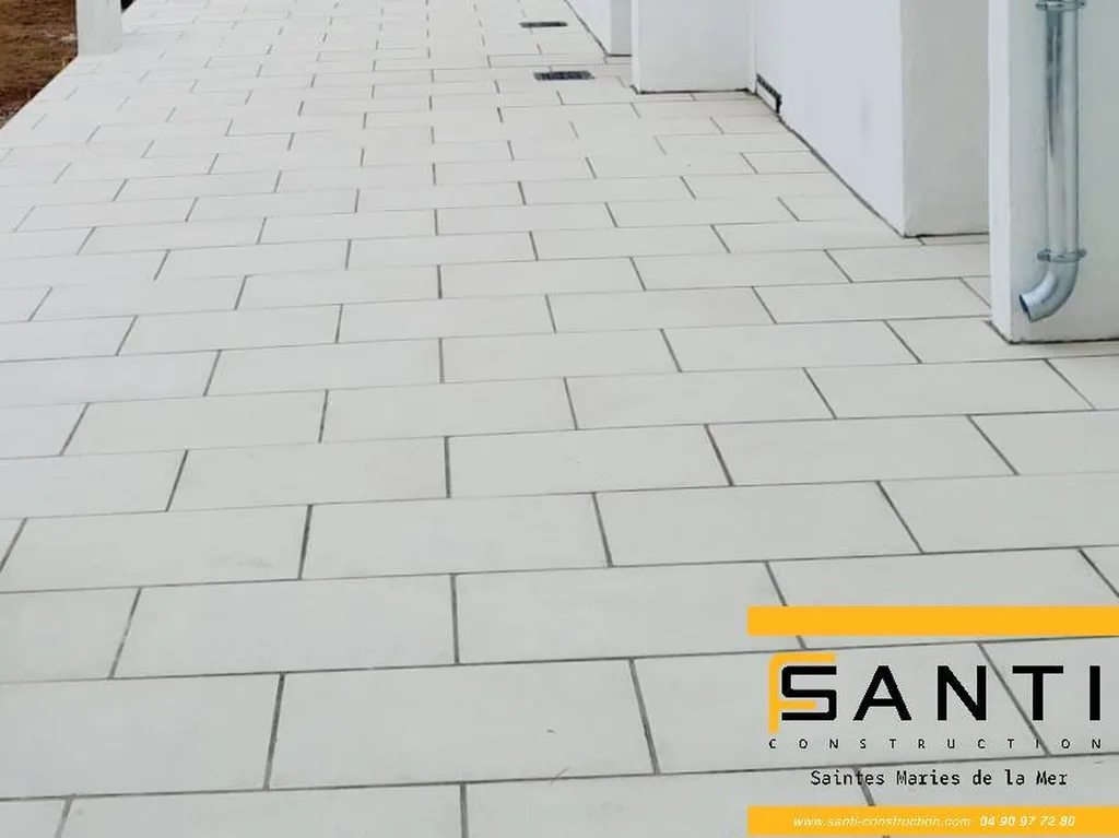 DALLAGES EXTERIEURS EN PIERRE NATURELLE DE MOLEANOS FINITION SABLEE