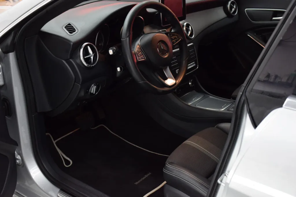 Nettoyage intérieur complet et soin des cuirs sur Mercedes CLA 200D à Chantilly