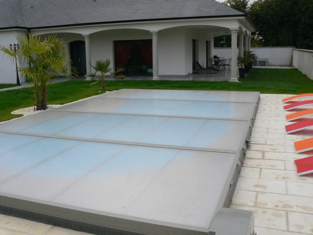 PISCINE COQUE POLYESTER SERIE UNION TYPE MADRID longueur 7m80 et largeur de 3m20 à 3m85 avec profondeur de 1m60 à 1m65