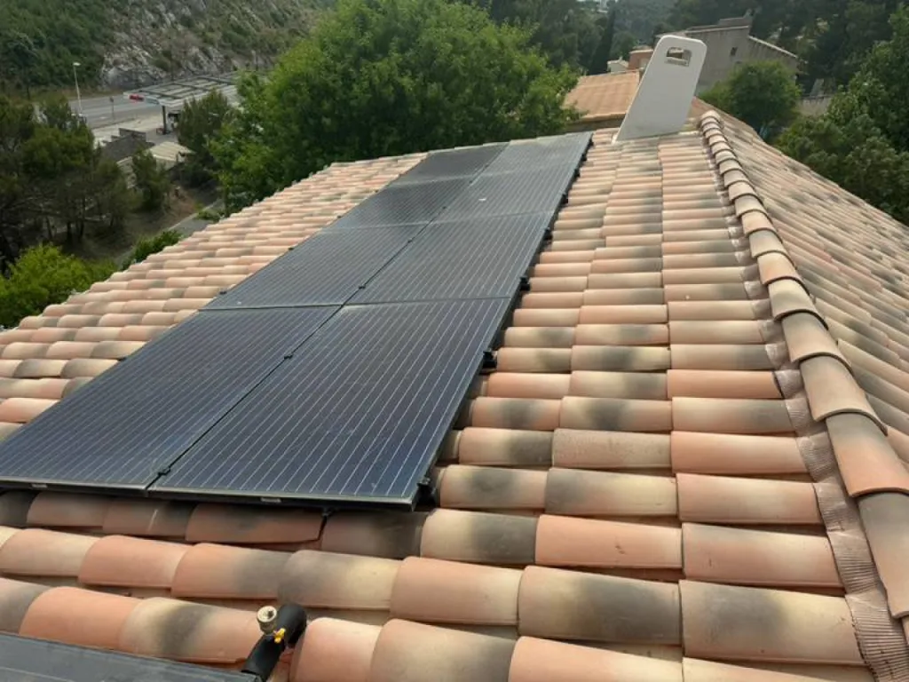 Rénovation d'une toiture de maison aux Pennes Mirabeau puis repose des panneaux solaires 