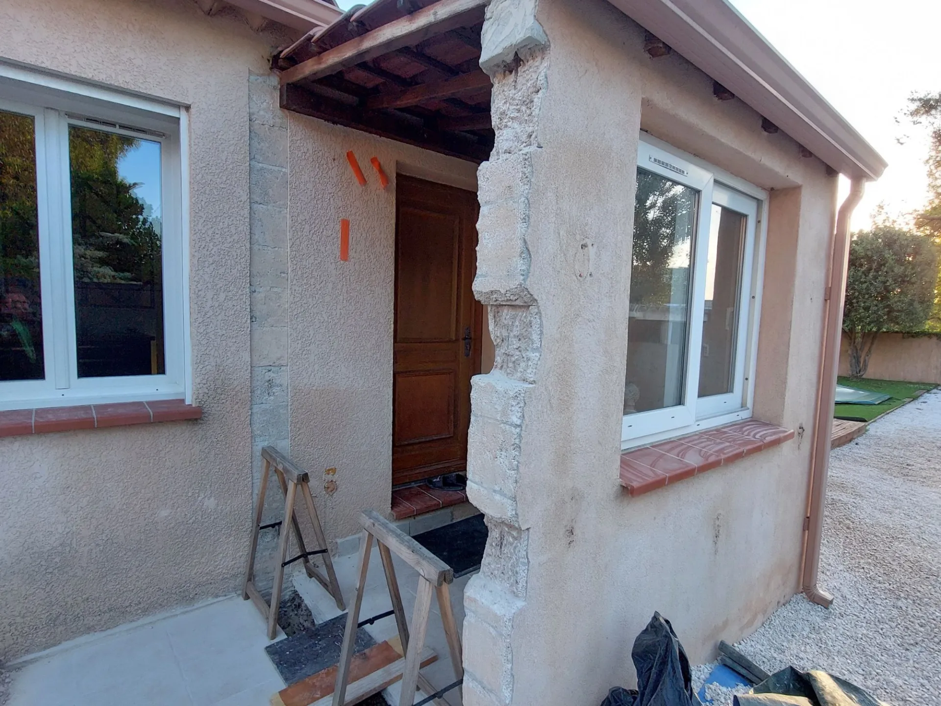 Extension d'entrée de maison en chantier à La Crau dans le Var