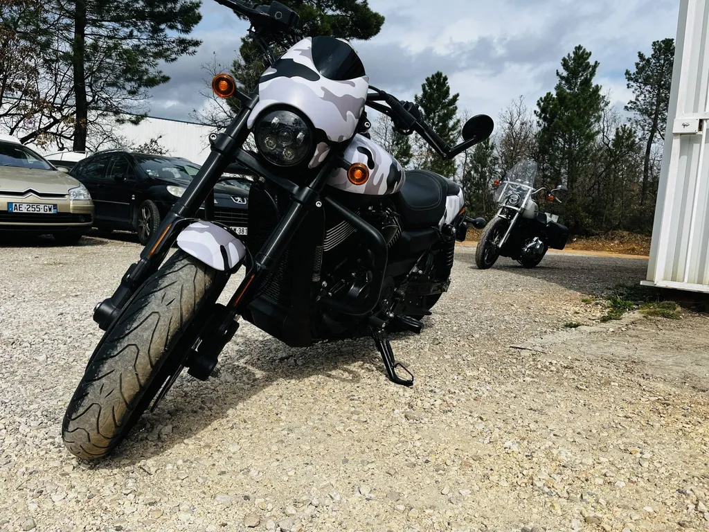 Covering camouflage sur une Harley-Davidson près de Toulon dans le Var