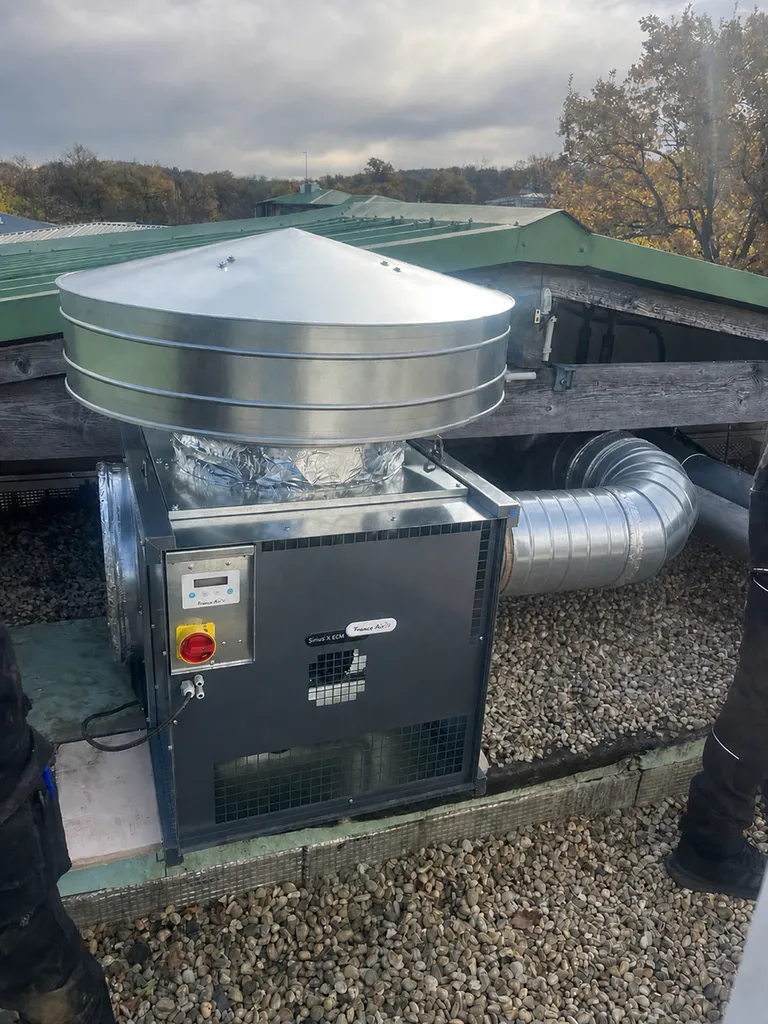 Remplacement d'un extracteur d'air VMC sur le toit terrasse dans un bâtiment tertiaire à Lissieu près de Lyon